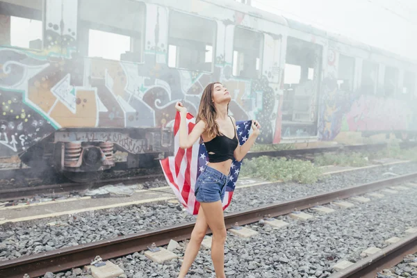 Meisje met Amerikaanse vlag — Stockfoto