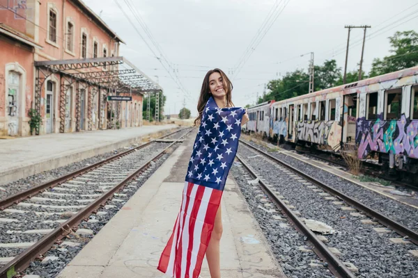 Flicka med amerikanska flaggan — Stockfoto