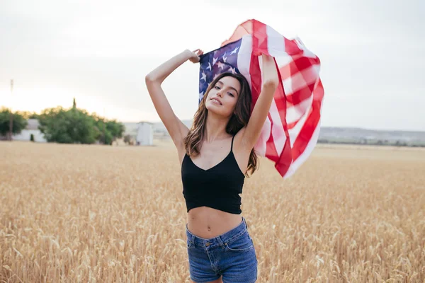 Flicka med amerikanska flaggan — Stockfoto