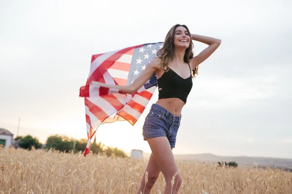 Flicka med amerikanska flaggan — Stockfoto