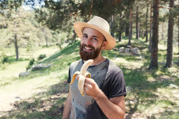 Galen man äta en banan — Stockfoto