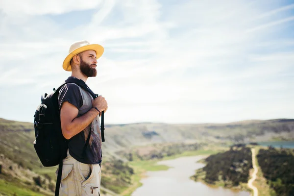 Aventurier homme faisant de la randonnée — Photo