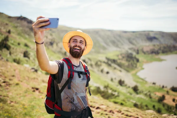 Hombre tomando una selfie —  Fotos de Stock