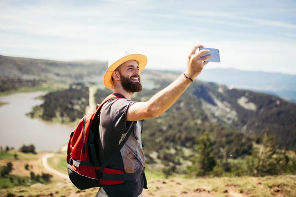 Hombre tomando una selfie — Foto de Stock