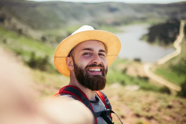 Man som tar en selfie — Stockfoto