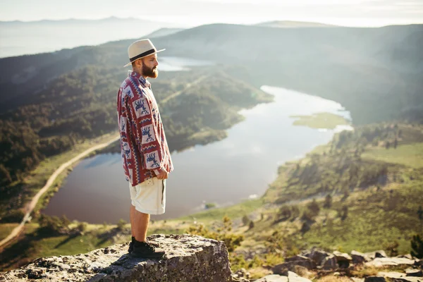 Homem com chapéu em pé no topo — Fotografia de Stock