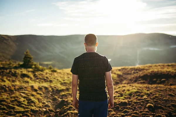 Back of a man looking at the sunset — Stock Photo, Image