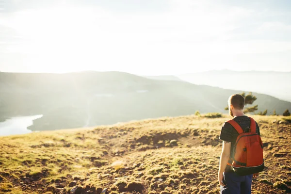 Adventurer with a bag exploring in nature — Stock Photo, Image