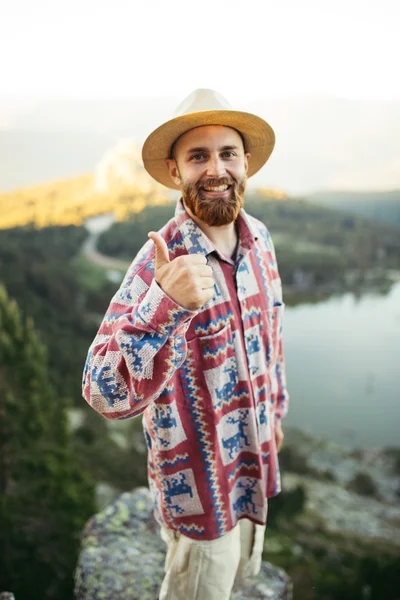 Uomo sul cappello sorridente in natura — Foto Stock