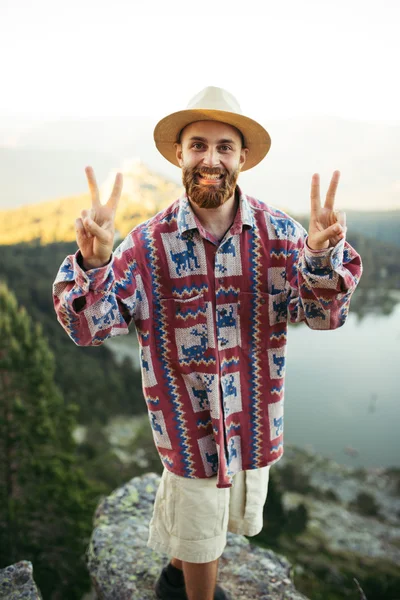 Man på hatten leende i naturen — Stockfoto