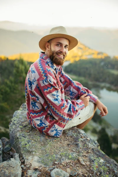 Uomo sul cappello sorridente in natura — Foto Stock