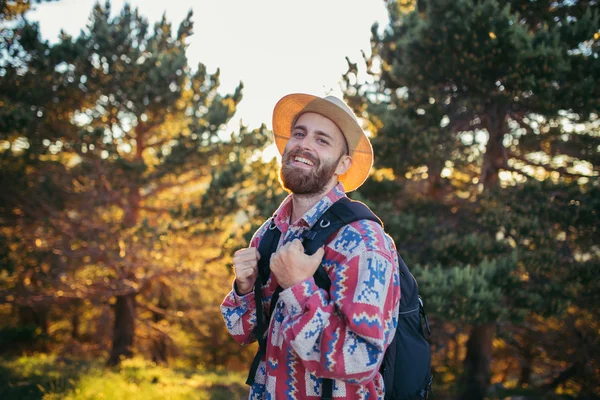자연에서 미소 모자 남자 — 스톡 사진