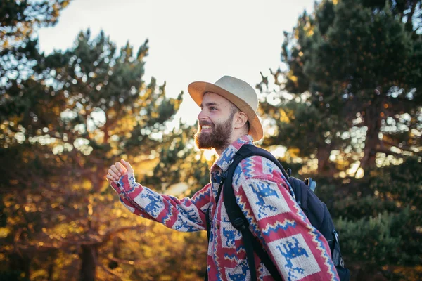 자연 속에서 행복 한 산책 하는 남자 — 스톡 사진