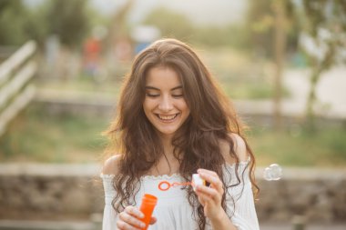 genç güzel kız eğleniyor 