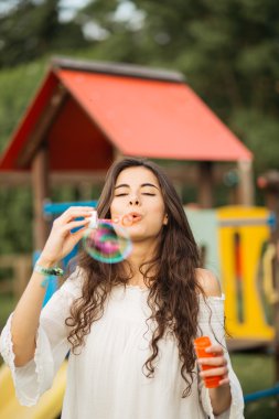 genç güzel kız eğleniyor 