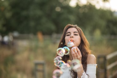 genç güzel kız eğleniyor 