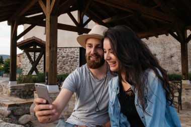 Birkaç erkek ve genç bir kadın