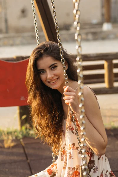 Jovem linda menina balançando parque — Fotografia de Stock