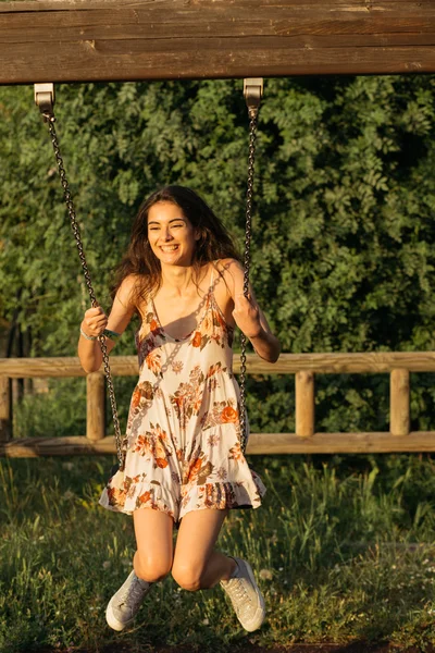 Jovem linda menina balançando parque — Fotografia de Stock