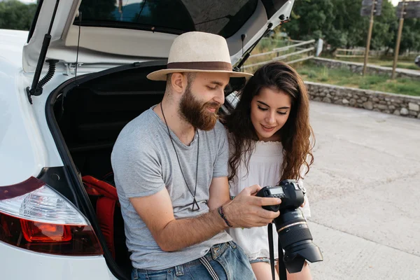 Pareja de un niño y una mujer joven — Foto de Stock