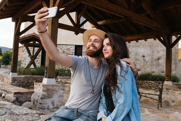 Pareja de un niño y una mujer joven — Foto de Stock