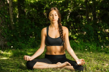 genç kadın meditasyon yapıyor 