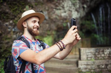 Adam sakal ve fotoğraf çekme şapka 