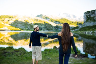 Bir göl kenarında aşık Çift 