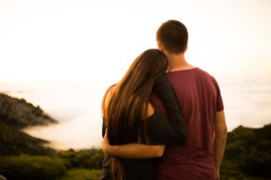 Gün batımında romantik Çift