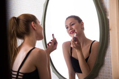 Sarışın kız onu yapmak yapıyor