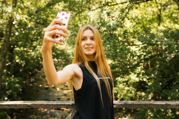 Ξανθό κορίτσι λαμβάνοντας μια selfie — Φωτογραφία Αρχείου