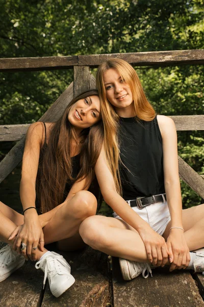Dua gadis teman — Stok Foto