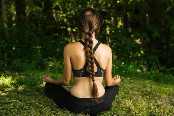 Mujer joven haciendo meditación — Foto de Stock