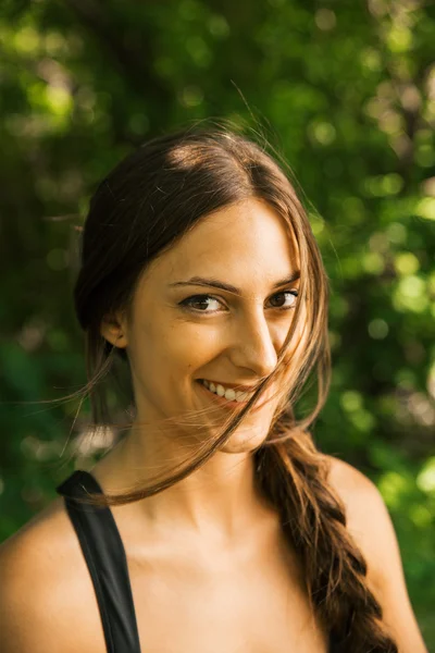 Portrait young woman in nature — Stock Photo, Image