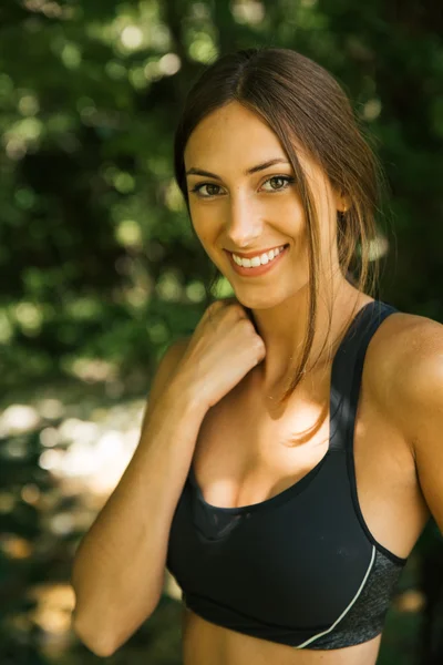 Retrato mujer joven en la naturaleza — Foto de Stock