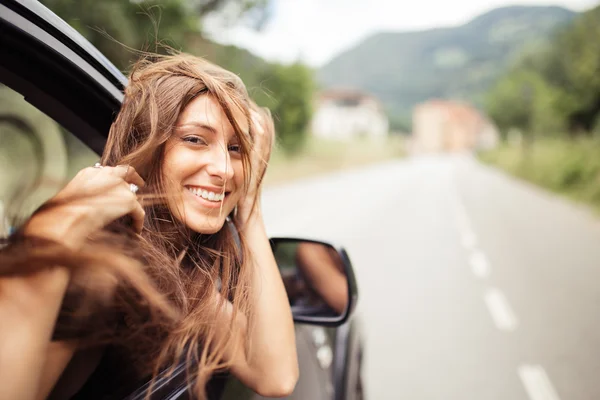 Hermosa mujer en coche — Foto de Stock