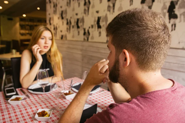 Pasangan memiliki makan malam romantis — Stok Foto