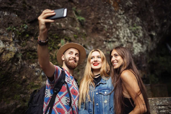 Φίλοι, λαμβάνοντας μια selfie — Φωτογραφία Αρχείου