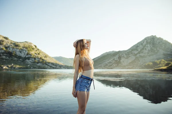 Femeia atractivă stând pe un lac — Fotografie, imagine de stoc