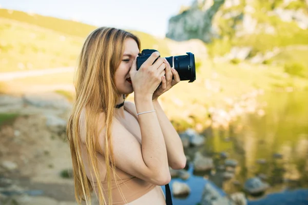 Blonde vrouw nemen van foto 's — Stockfoto