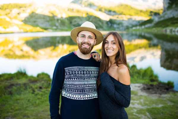 Coppia innamorata su un lago — Foto Stock