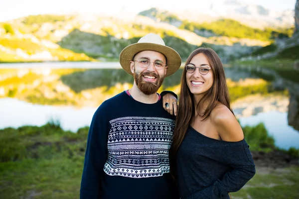 Coppia innamorata su un lago — Foto Stock