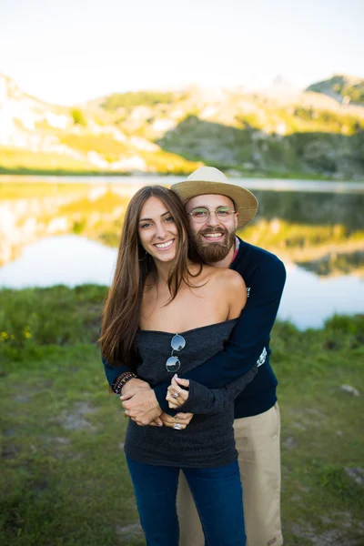 Paar verliefd op een meer — Stockfoto