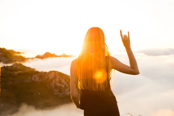 Atrás de la chica mirando el atardecer — Foto de Stock