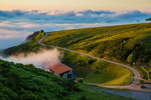 Lanskap rumah di atas awan — Stok Foto