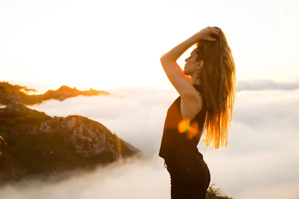 Achterkant van het meisje te kijken naar de zonsondergang — Stockfoto