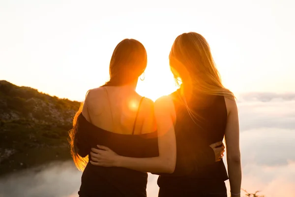 Bionda e bruna amiche — Foto Stock