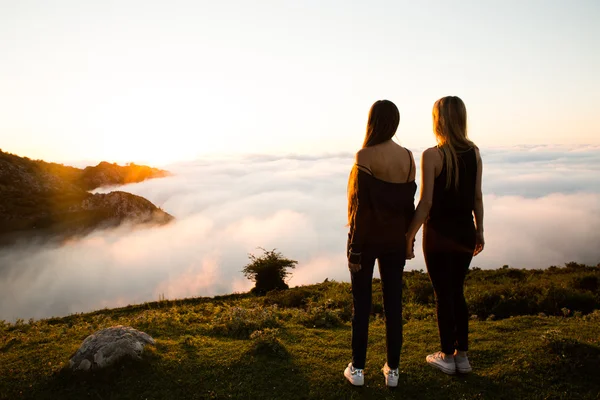 Sarışın ve esmer kız 