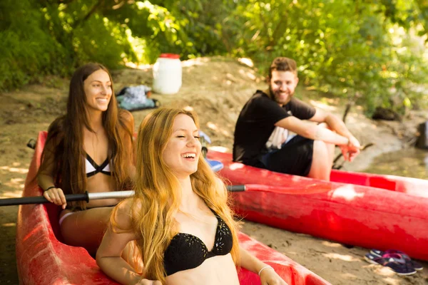 Group of friends on a canoe — Stock Photo, Image