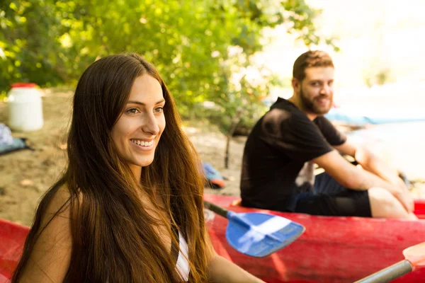 Grupo de amigos em uma canoa — Fotografia de Stock